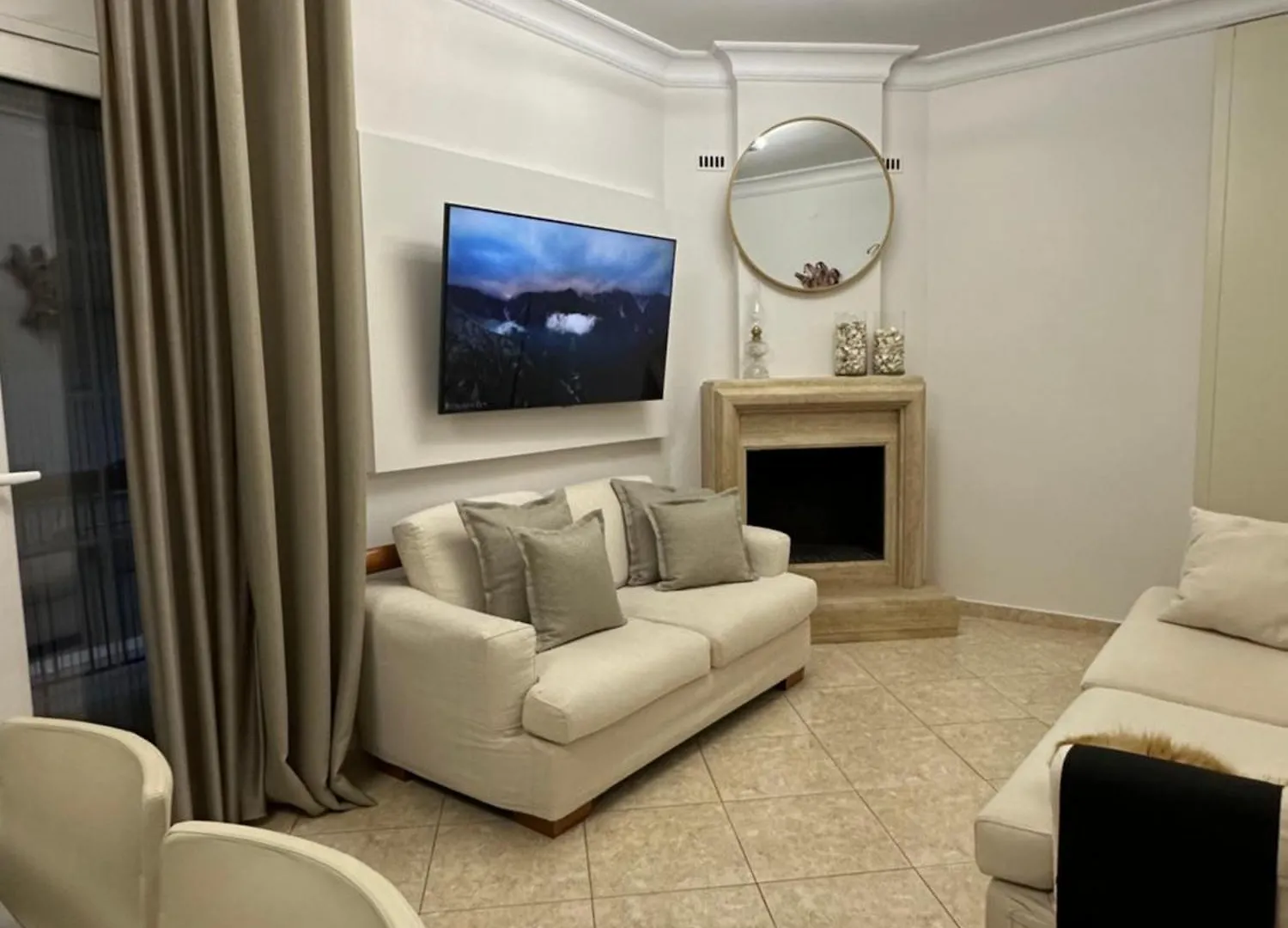 Kontakte von Thessaloniki, Four Seasons House
